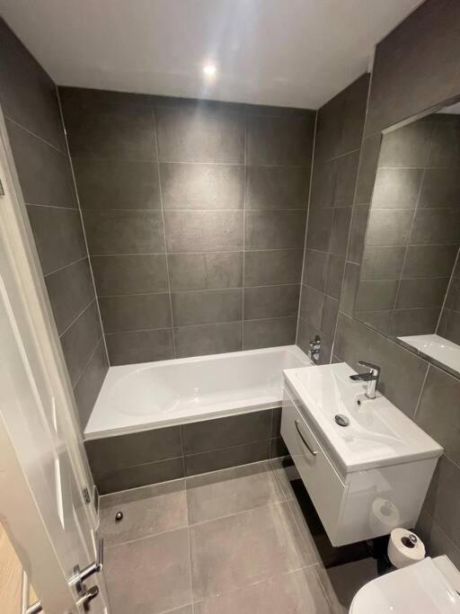 Apartmán Marvellous New Build 2 Bed Flat - 1 Ophelia Court Epsom Exteriér fotografie